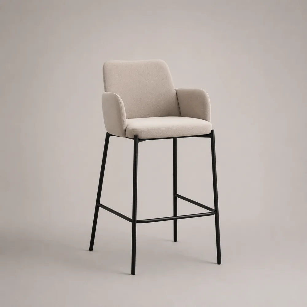 Sgabello da bar imbottito in tessuto poliestere beige con struttura in acciaio nero e braccioli 50 x 55 x 105 cm