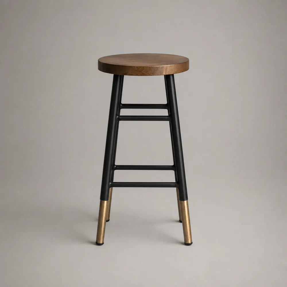 Sgabello da bar alto con seduta rotonda in legno e struttura in acciaio nero con dettagli ottone 75 cm