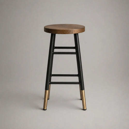 Sgabello da bar alto con seduta rotonda in legno e struttura in acciaio nero con dettagli ottone 75 cm
